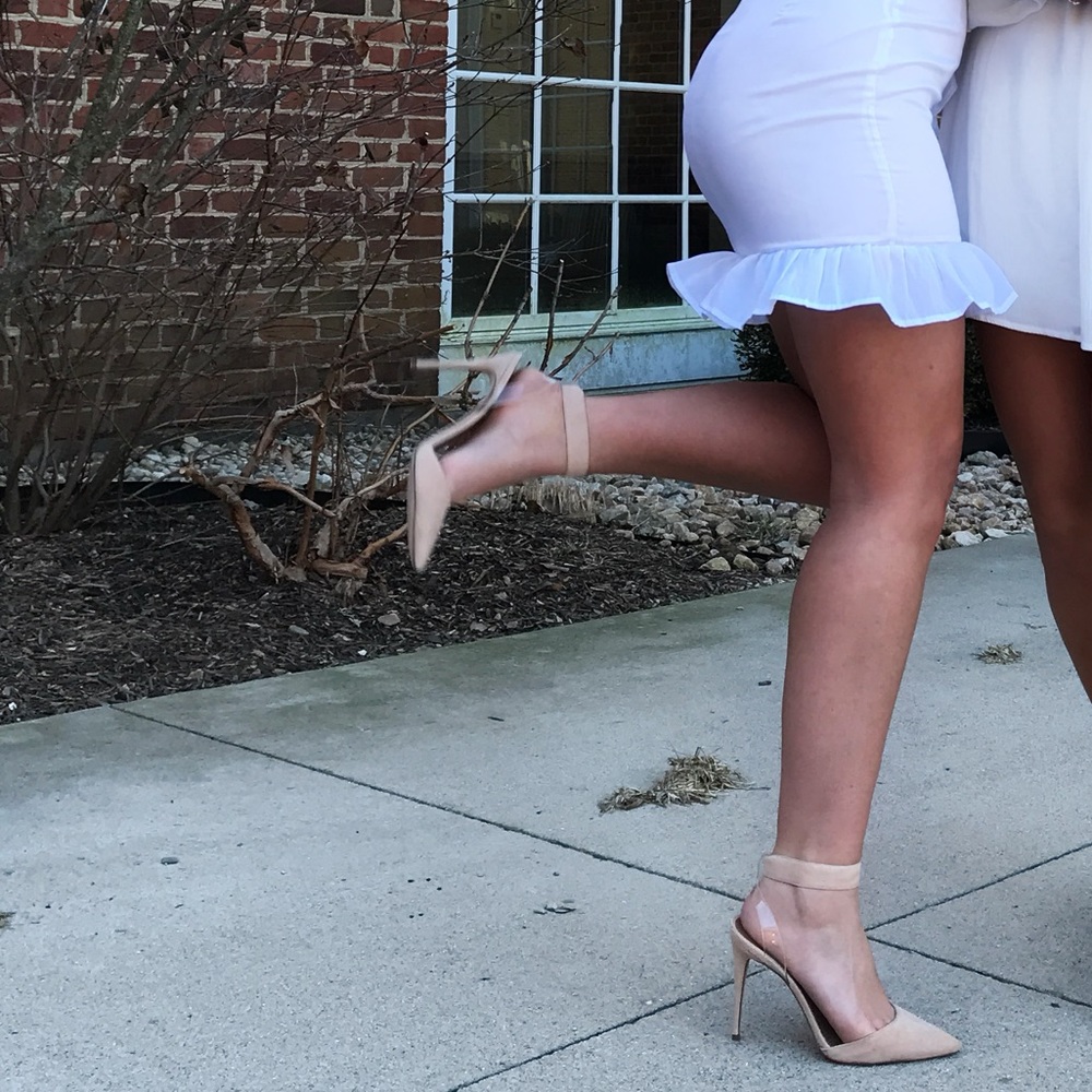 Size 9 nude pointed toe heels